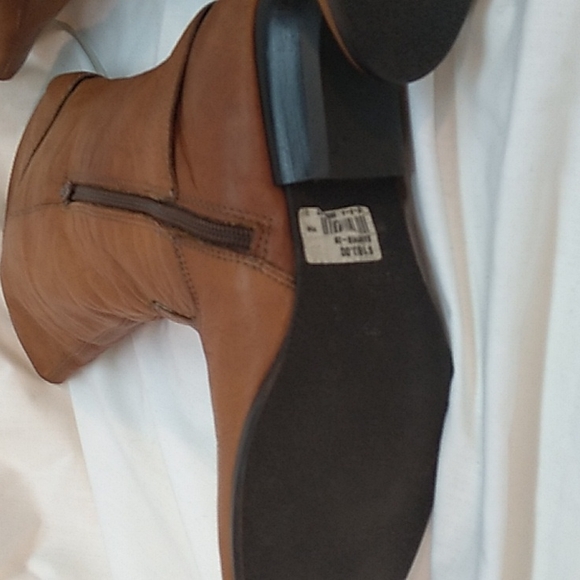 Woman's hand made soft leather boots. Low heal - Picture 5 of 6